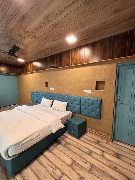 Executive room with wooden floor