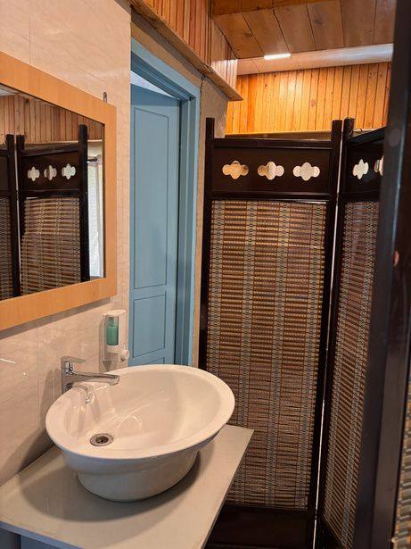 Executive washroom with vessel basin
