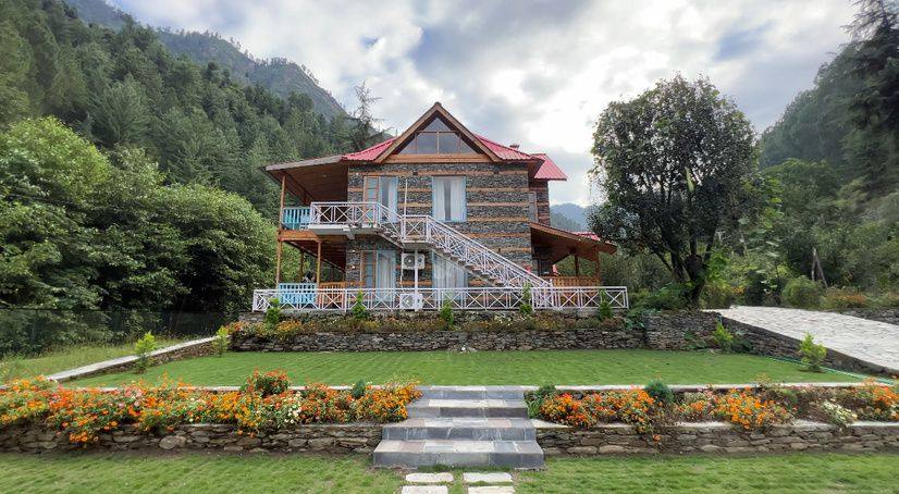 Garden lawn in front of a Kathkuni villa